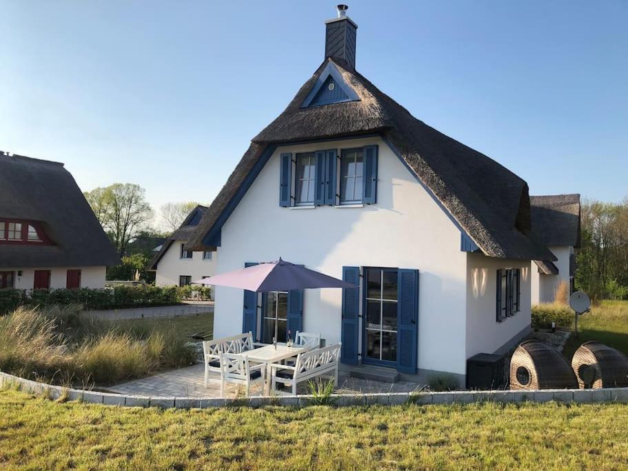Reetdachhaus Seasons Mit Kamin & Sauna Gross Schwansee Exterior photo